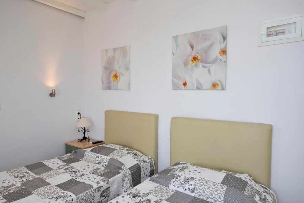 Postel nebo postele na pokoji v ubytování Karboni Hotel