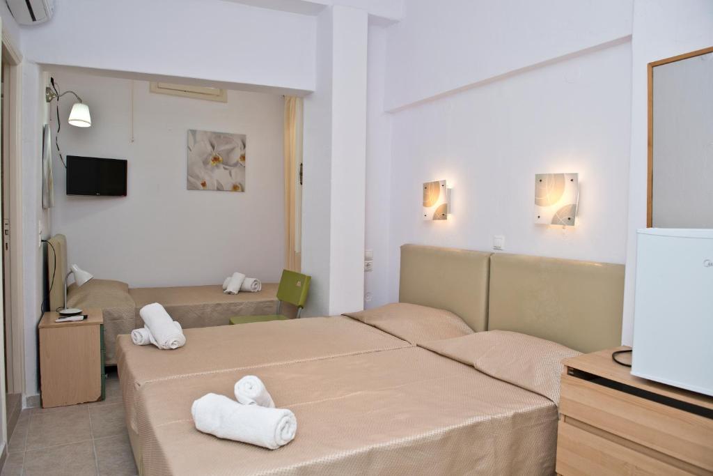 Postel nebo postele na pokoji v ubytování Karboni Hotel