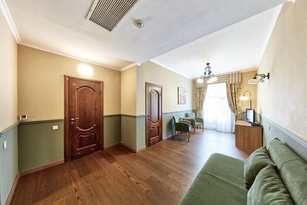 Posezení v ubytování Frapolli Hotel on Deribasivska street