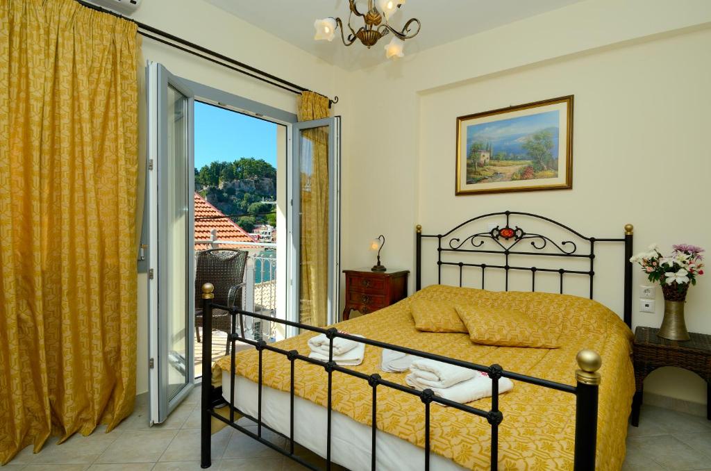 Postel nebo postele na pokoji v ubytování Acrothea Hotel