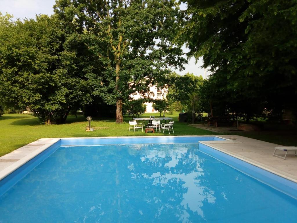 una piscina azul en un patio con una mesa en SoloQui, en Zero Branco
