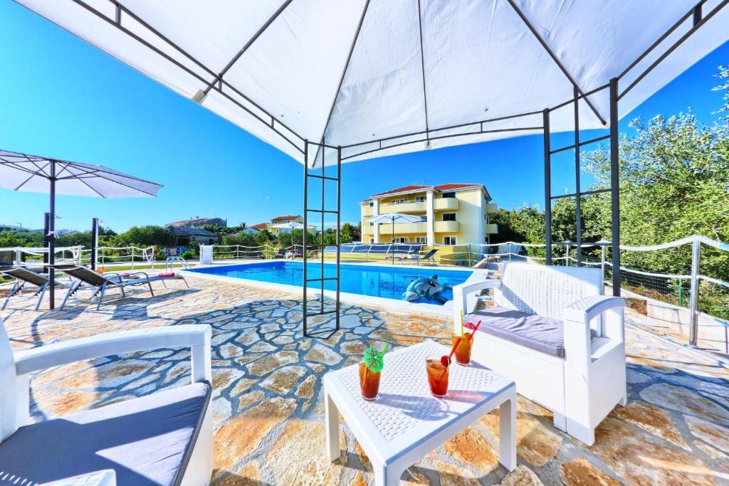 Bazén v ubytovaní Apartments CVITA Holiday alebo v jeho blízkosti