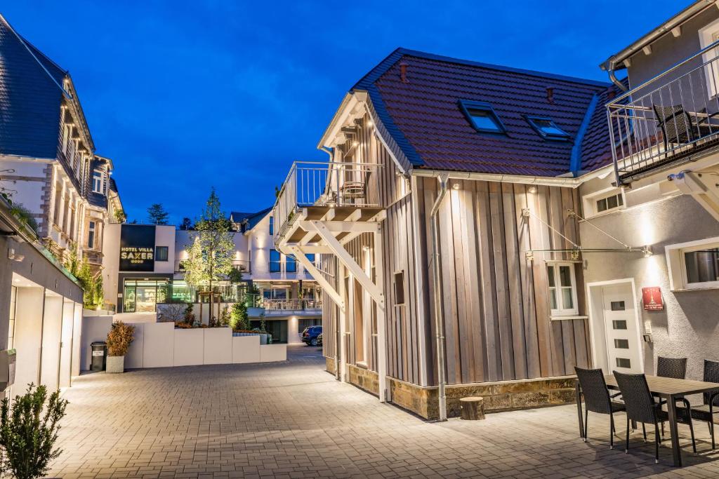 um edifício com uma mesa e cadeiras num pátio em City-Appartements Am Wall em Goslar