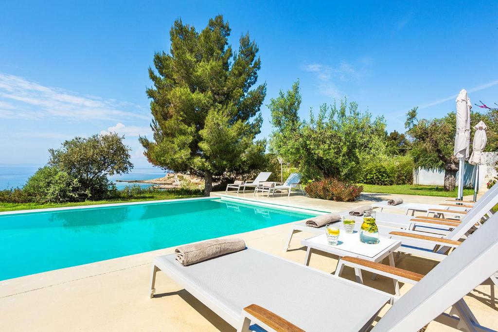 Bazén v ubytovaní A&A Luxury Beach Villas alebo v jeho blízkosti
