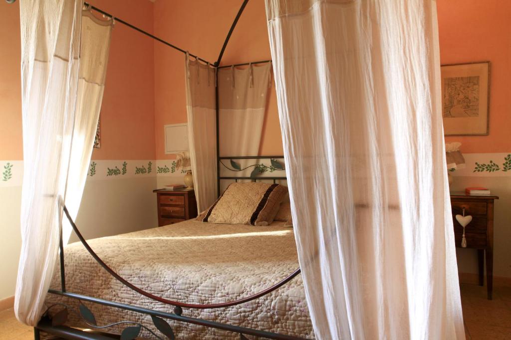 MAS DES FIGUES -très calme- Certifié Biologique FRBio10-Parc Naturel écologique vivant- piscine 12x6-Copieux brunch paysan méditerranéen du jardin cuisine maison huile d'olive-Agritourisme-Alpilles-Saint Rémy de Provence- du 30 avril au 20 septembre 2026- - 2