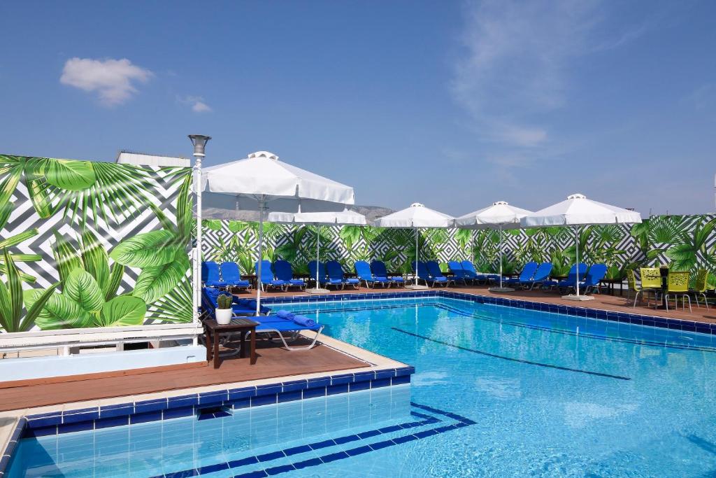 Bazén v ubytování Poseidon Athens Hotel nebo v jeho okolí