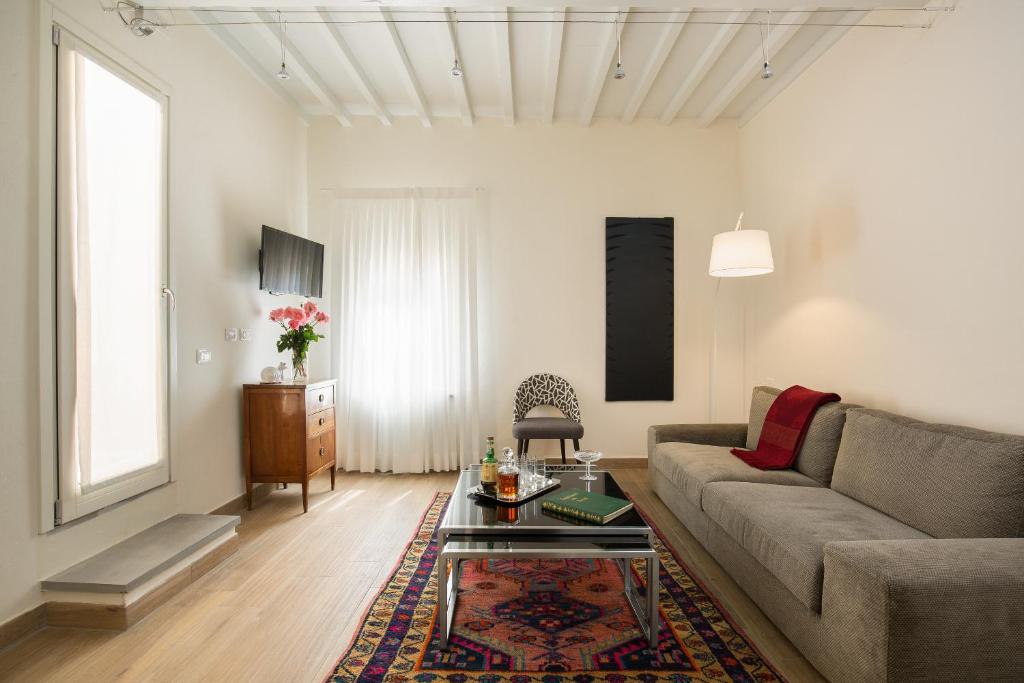 sala de estar con sofá y mesa de centro en Apartments Florence - Fiesolana Balcony, en Florencia