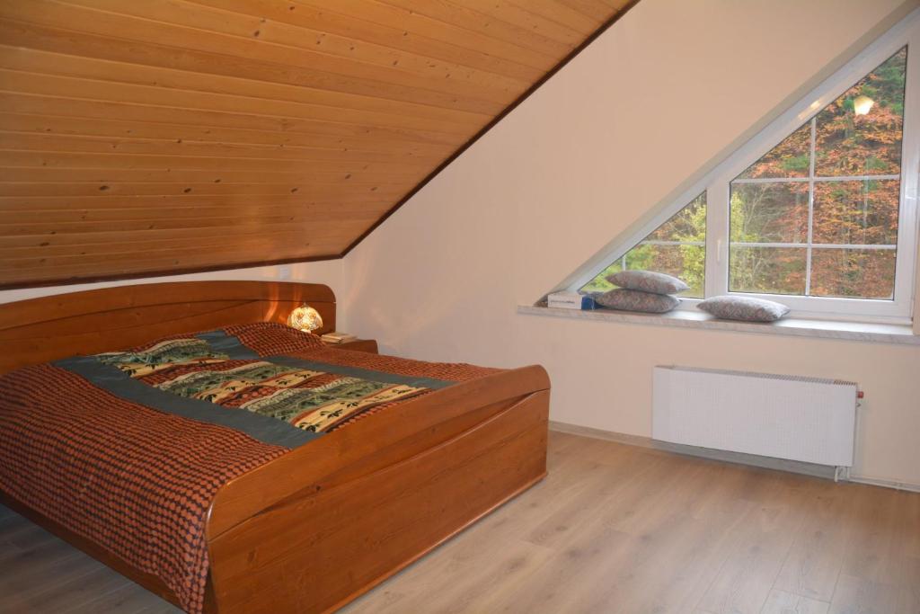 Un pat sau paturi într-o cameră la Grzechynia Carchla