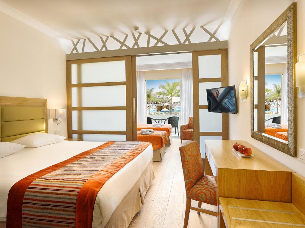 Olympic Lagoon Resort Ayia Napa - Family Junior Suite (uitzicht Op Zwembad / Tuin)