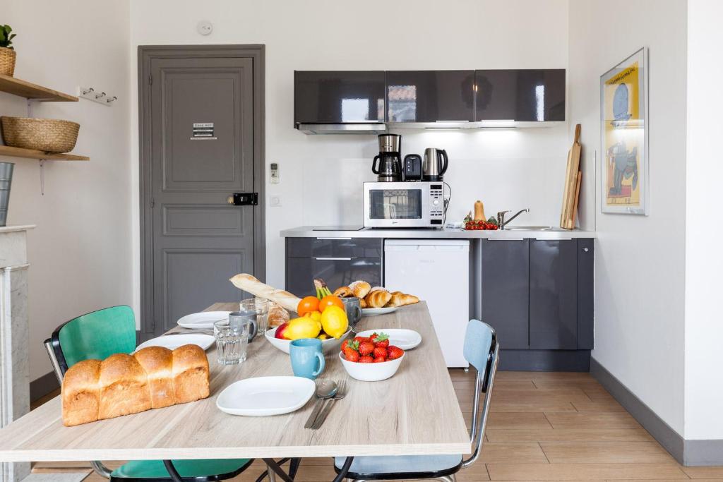 A cozinha ou cozinha compacta de Les Cocons - 8 appartements &agrave; 100m du Vieux Port