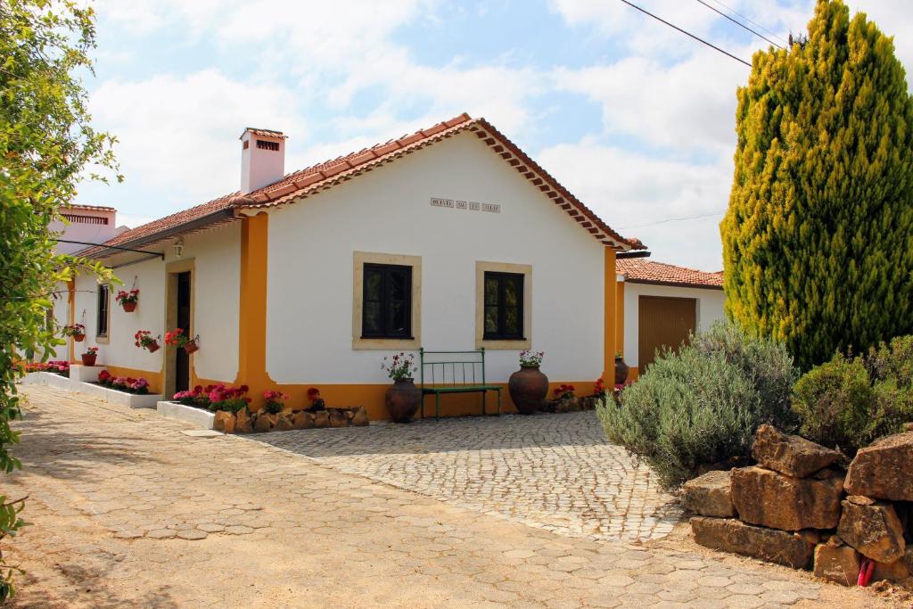 a villa with a driveway in front of a house at Quinta da Ti Júlia in Tomar