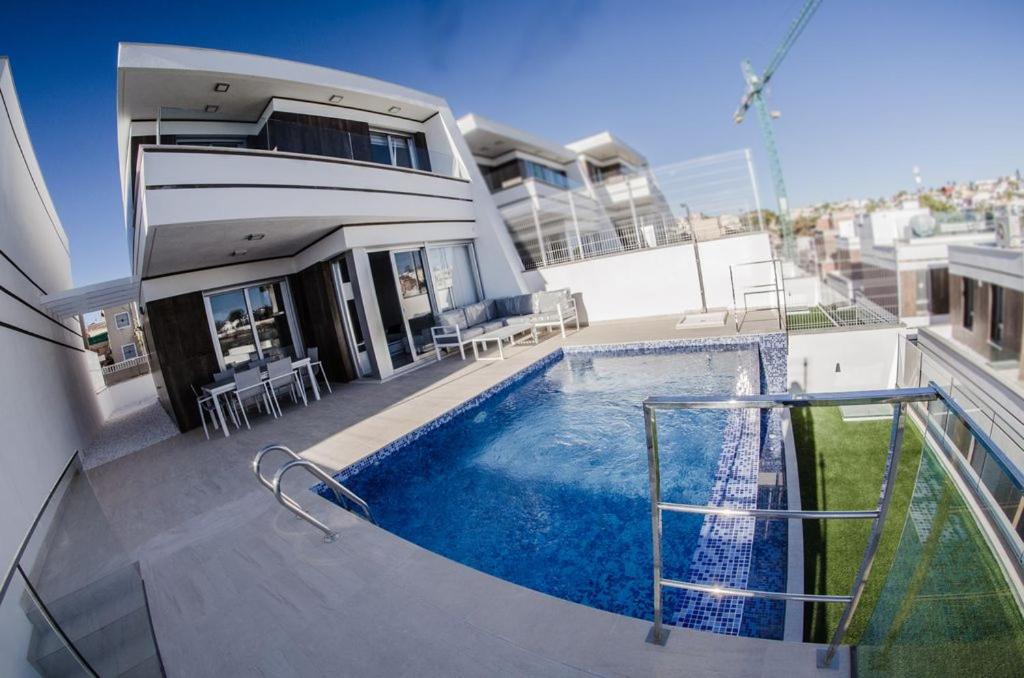 Casa con balcón con piscina en Villa Filipinas 16, en Villacosta