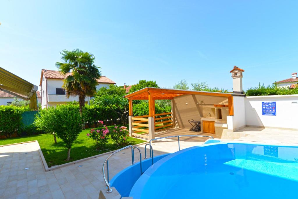 Bazén v ubytování Apartments and rooms Novigrad 1624 nebo v jeho okolí