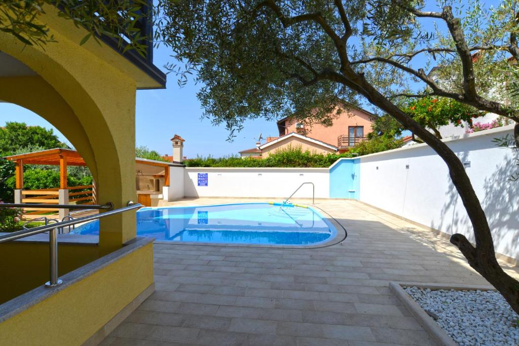 Bazén v ubytování Apartments and rooms Novigrad 1624 nebo v jeho okolí