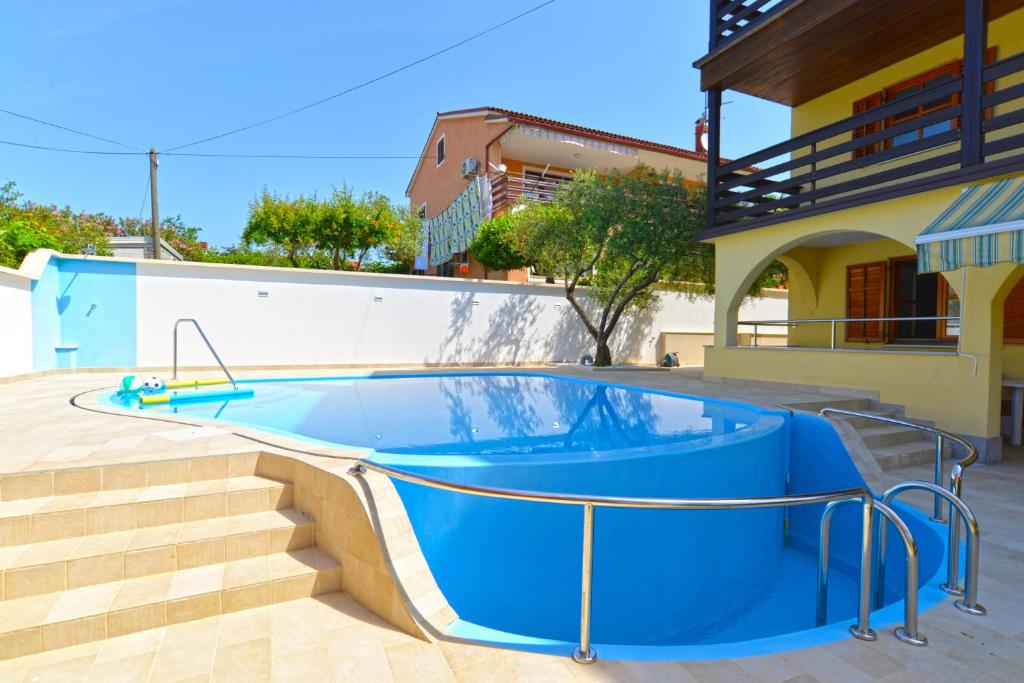 Bazén v ubytování Apartments and rooms Novigrad 1624 nebo v jeho okolí