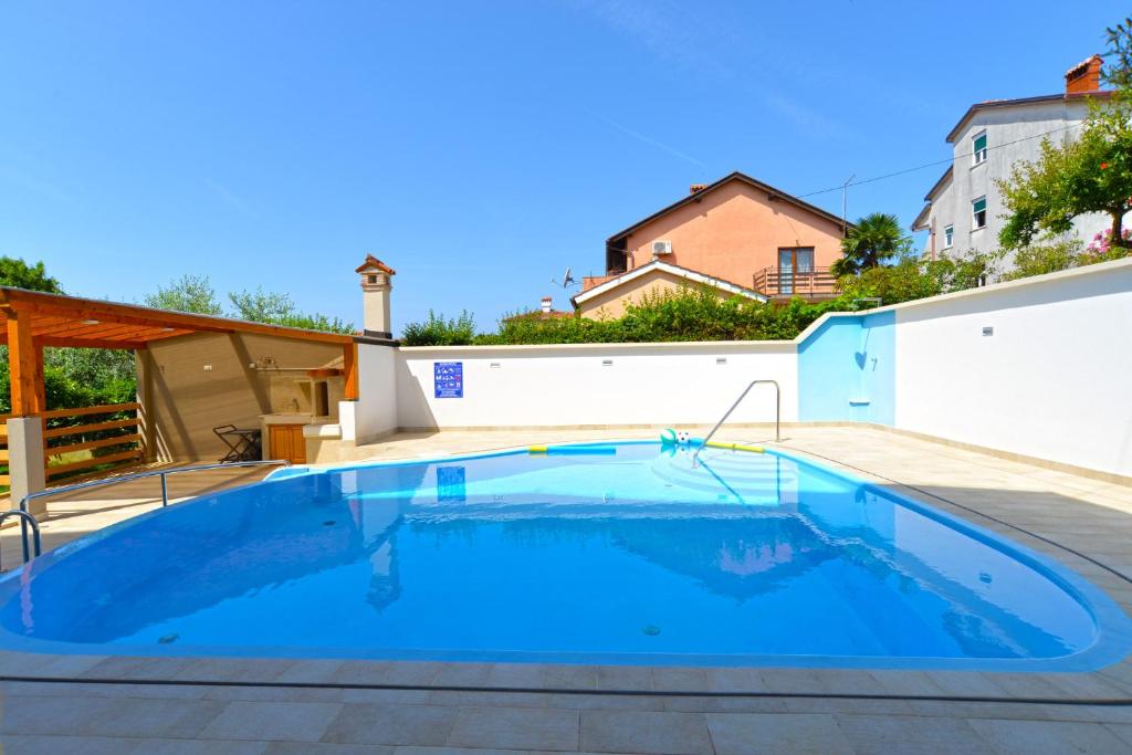 Bazén v ubytování Apartments and rooms Novigrad 1624 nebo v jeho okolí