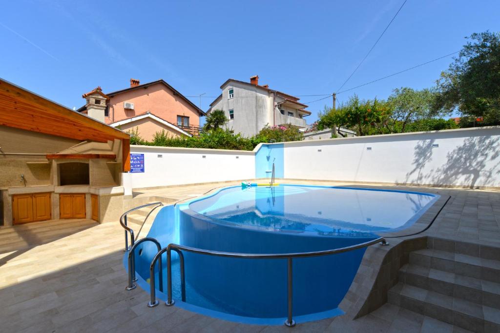 Bazén v ubytování Apartments and rooms Novigrad 1624 nebo v jeho okolí