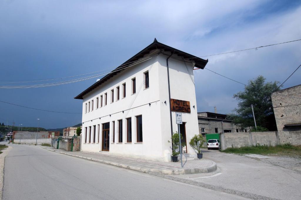 um edifício branco ao lado de uma rua em Hotel Agreno em Berat