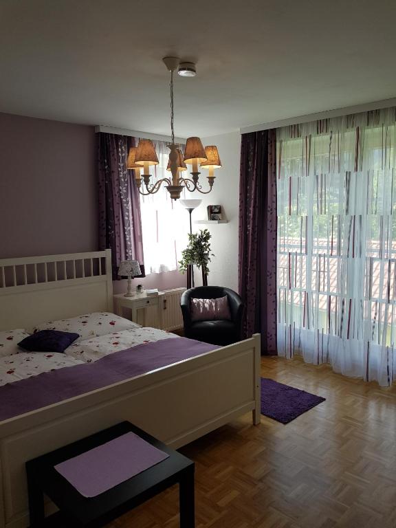Voodi või voodid majutusasutuse Gästehaus Landgraf toas