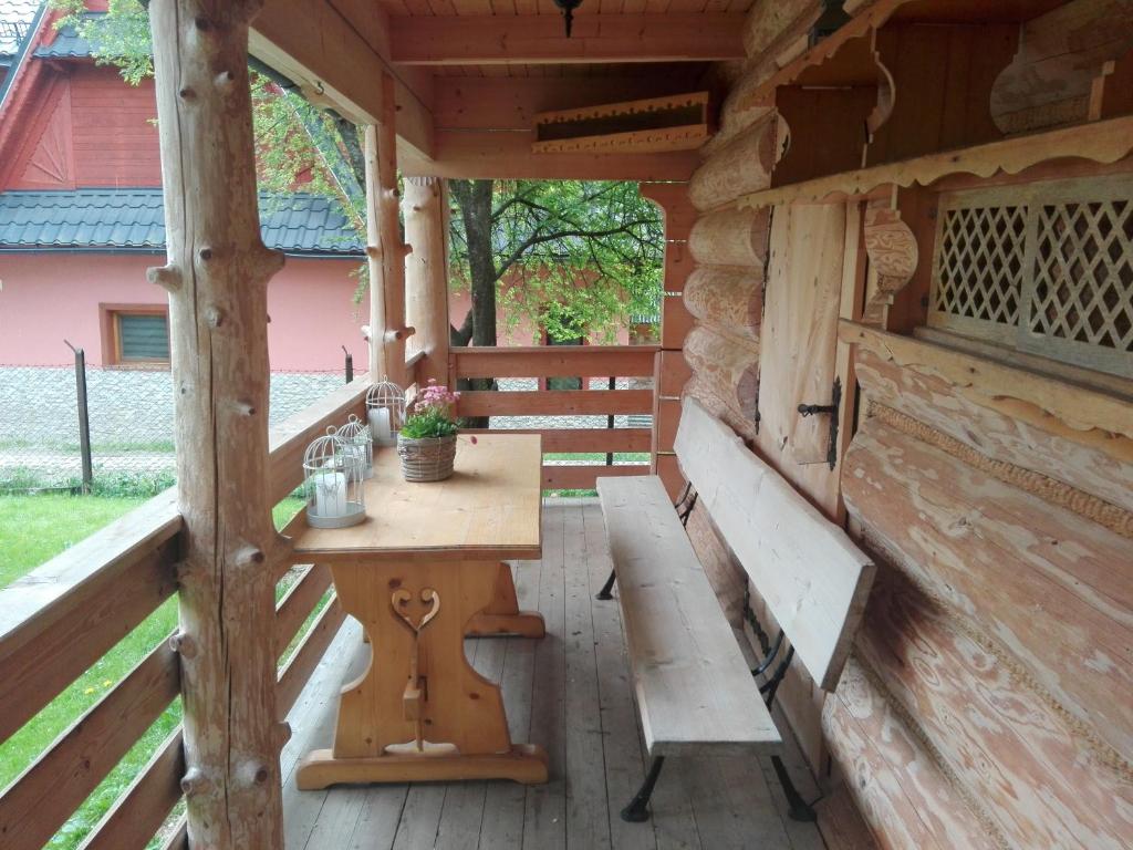 Balkón alebo terasa v ubytovaní Domek Góralski W Ogrodzie z jacuzzi, basenem i sauną