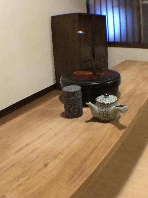 a room with a stove with a pot on a wooden floor at Ryokan Nakadaya in Tokyo