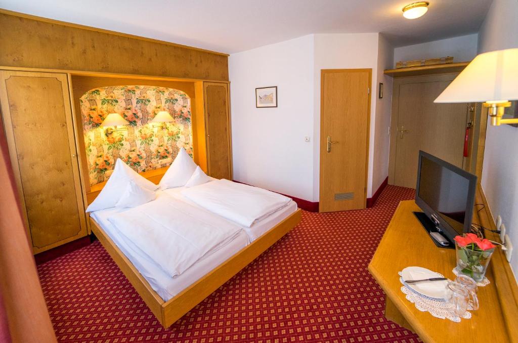 Postel nebo postele na pokoji v ubytování Hotel-Gasthof Zum Weyssen Rössle