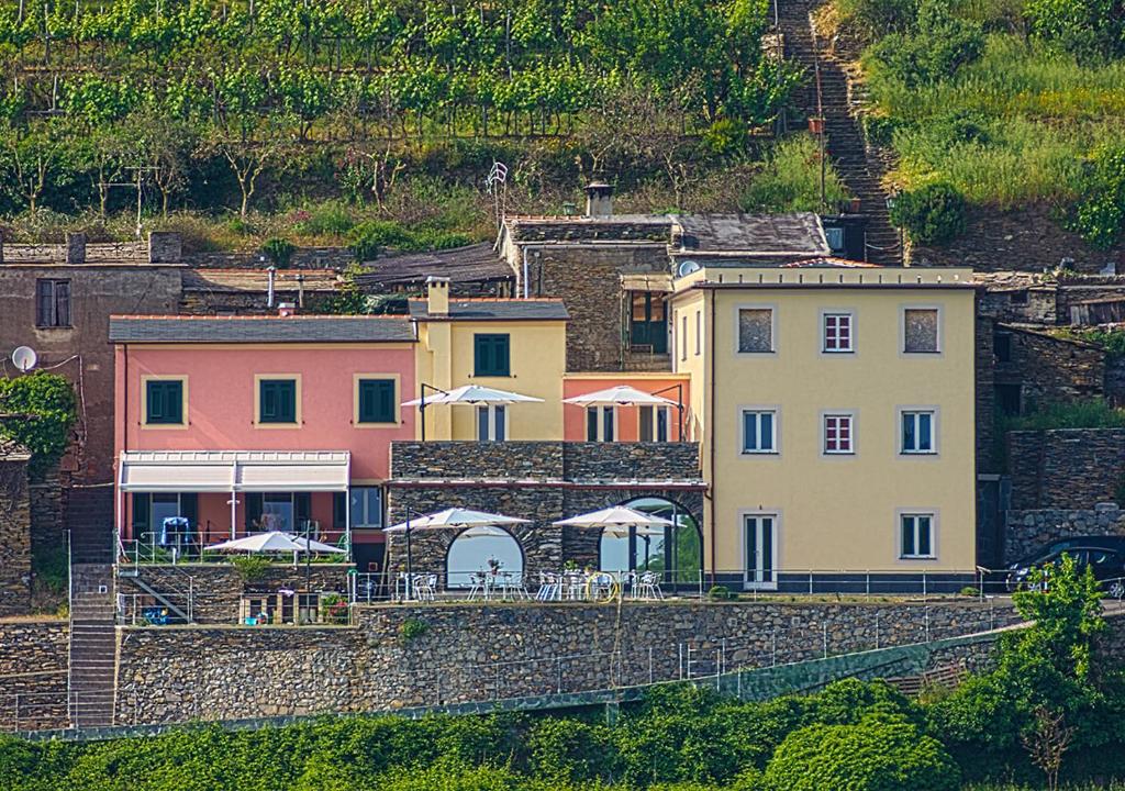 um grupo de edifícios com guarda-chuvas numa colina em Oltremare Guest House em Lavagna