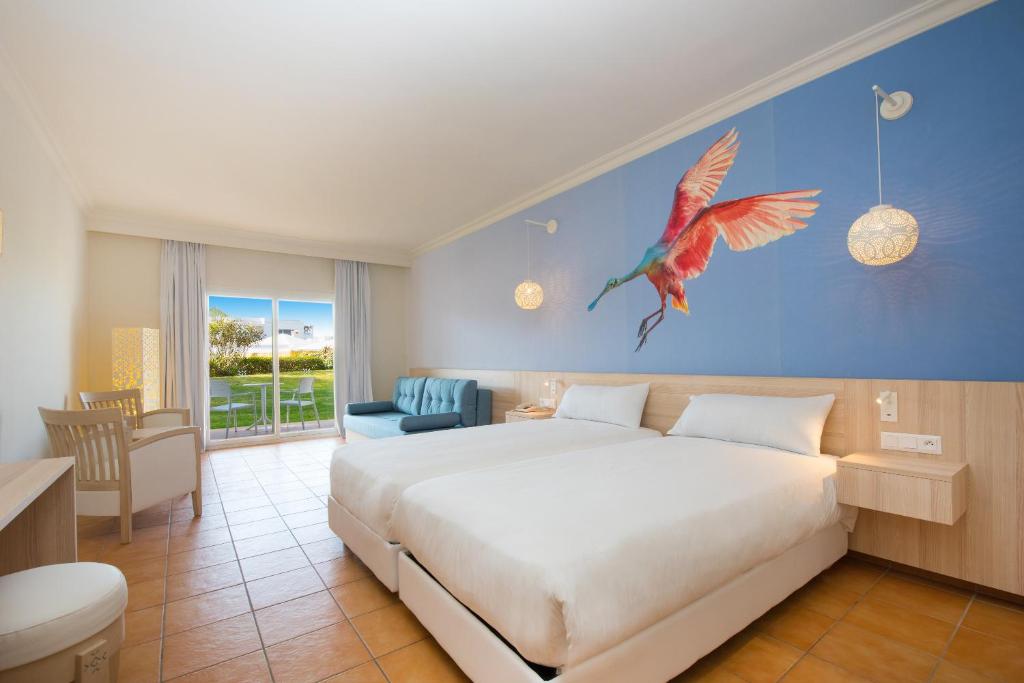 Postel nebo postele na pokoji v ubytování Iberostar Waves Founty Beach All Inclusive