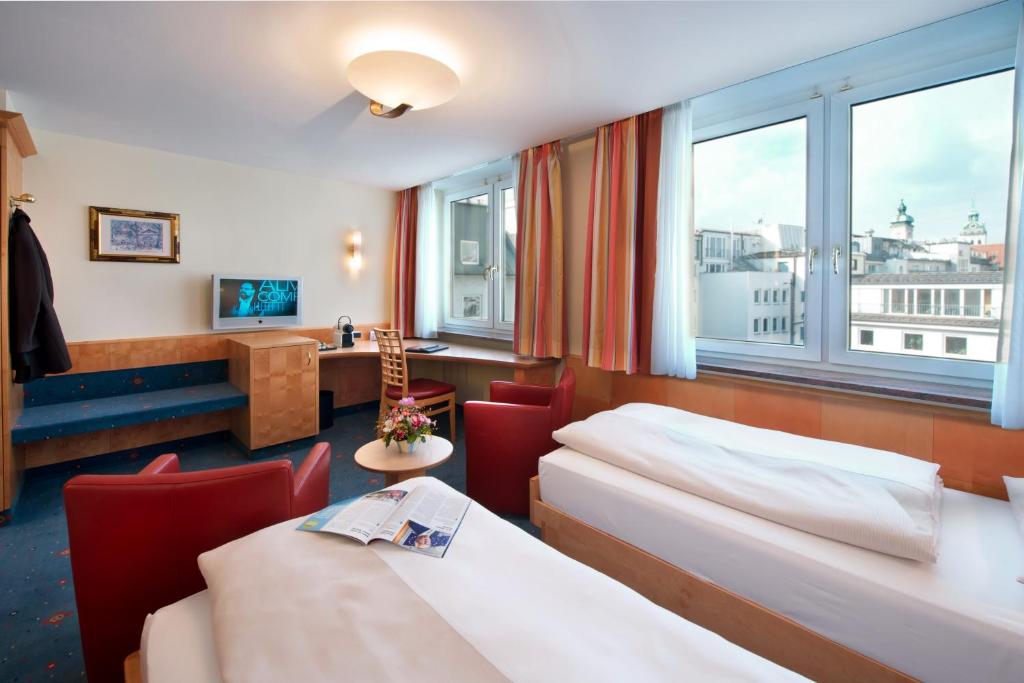 Postel nebo postele na pokoji v ubytování Hotel Torbräu