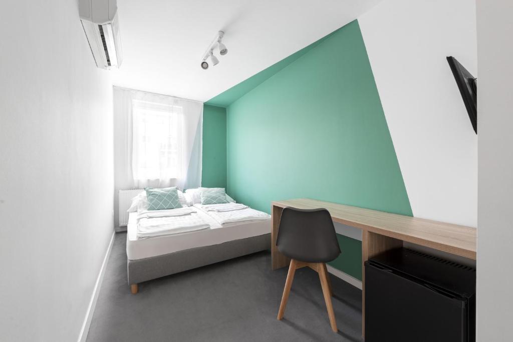 Postel nebo postele na pokoji v ubytování Chesscom Hotel