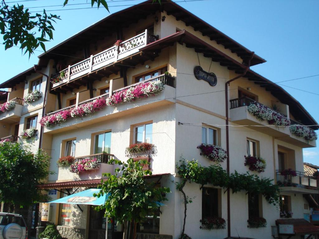 un edificio con macetas en los balcones en Pri Ani Guest House, en Bansko