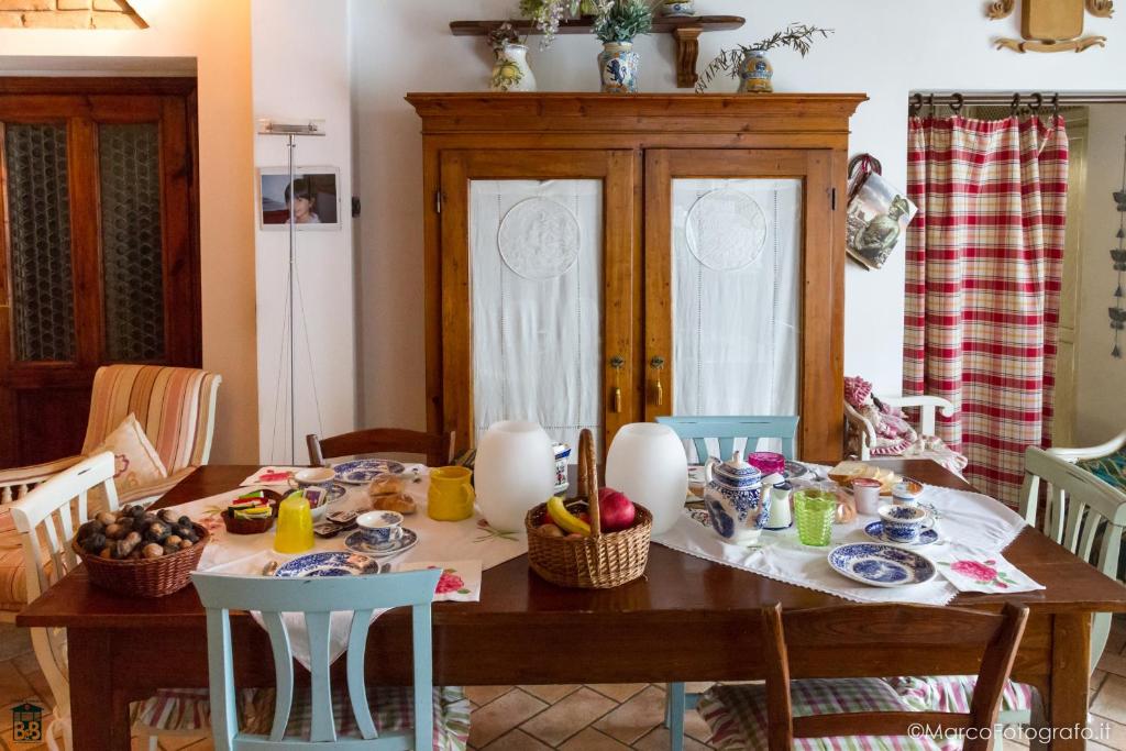 stół jadalny z jedzeniem na górze w obiekcie B&B il Fienile di Scarperia w mieście Scarperia