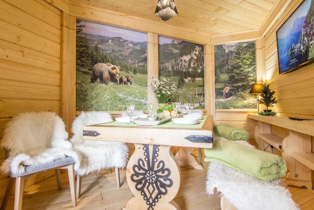 Televízia a/alebo spoločenská miestnosť v ubytovaní Apartament Gawra Zakopane