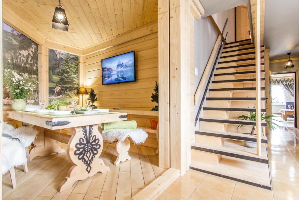 Televízia a/alebo spoločenská miestnosť v ubytovaní Apartament Gawra Zakopane