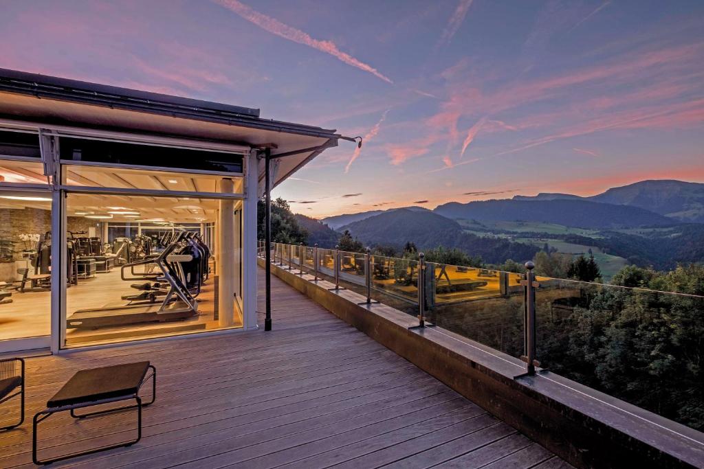 ein Haus mit einer Terrasse mit Bergblick in der Unterkunft Allgäu Sonne in Oberstaufen