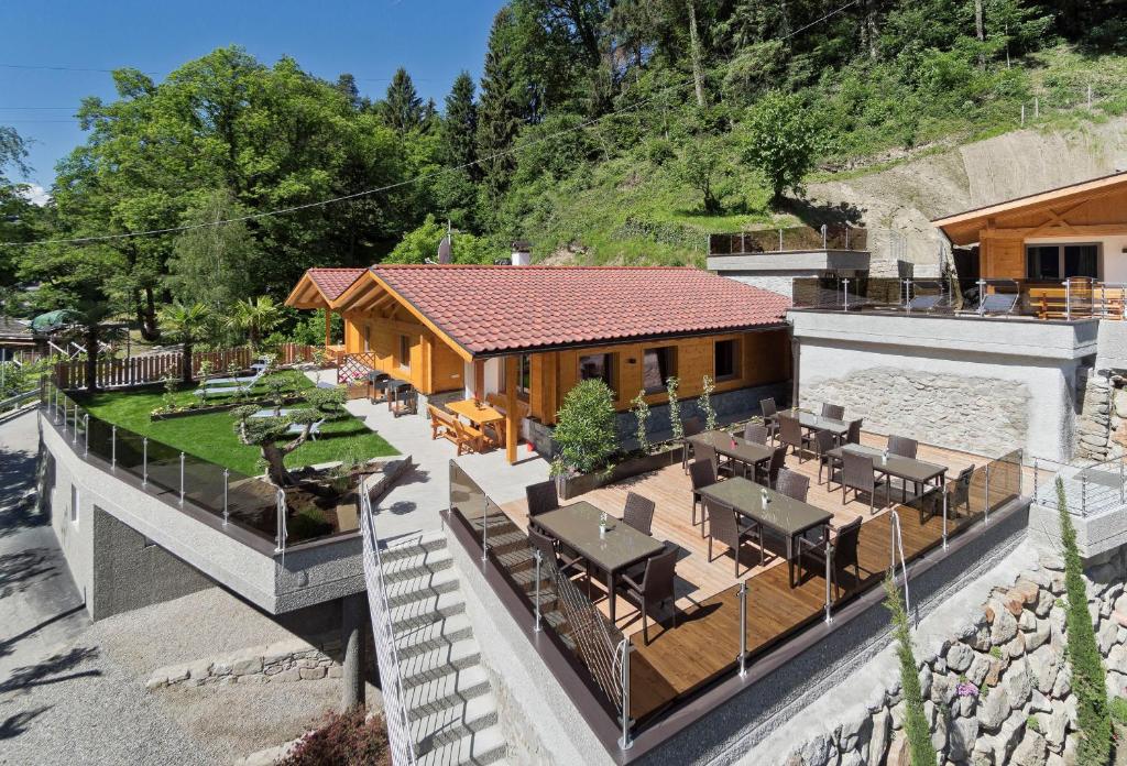 widok z powietrza na dom z patio w obiekcie Innerluferhof w mieście Riffian