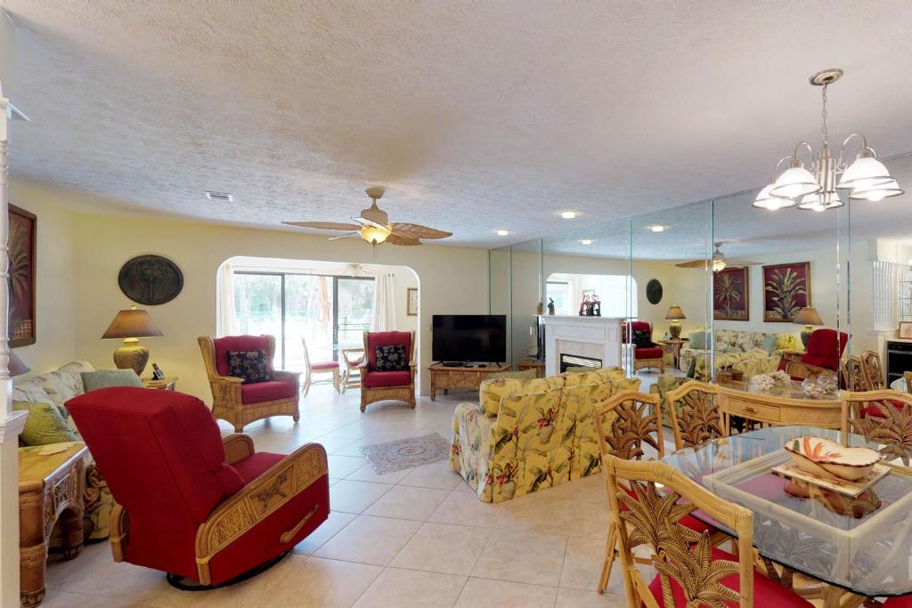 ein Wohnzimmer mit Sofa und Tisch in der Unterkunft Gulf Highlands - 149 Grand Island in Panama City Beach