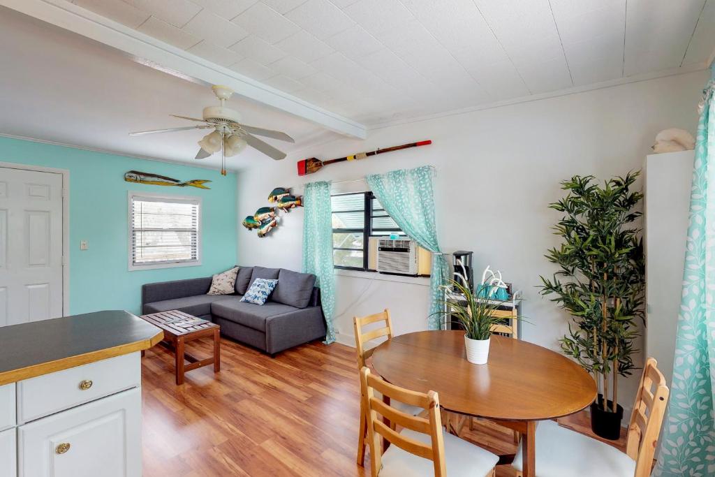 - un salon avec une table et un canapé dans l'établissement Cindy Villa, à Key Largo