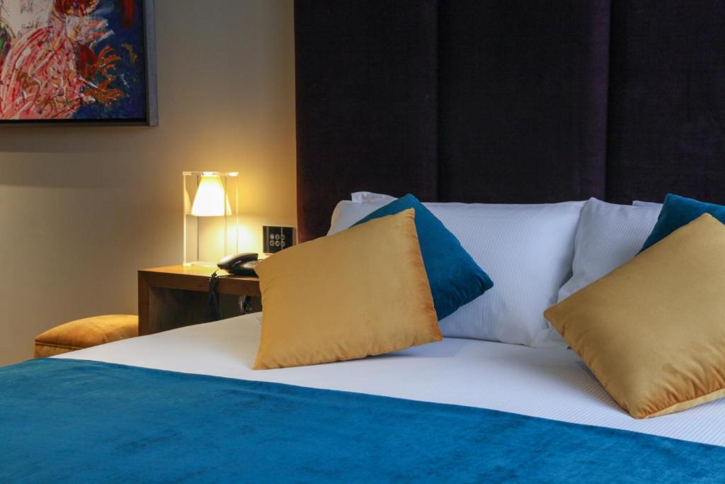 Postel nebo postele na pokoji v ubytování Triviho Hotel