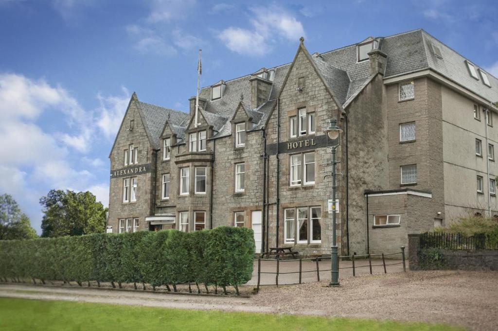 een groot bakstenen gebouw met een vlag erop bij Alexandra Hotel in Fort William