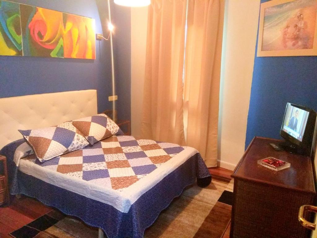 A bed or beds in a room at Hotel Canton