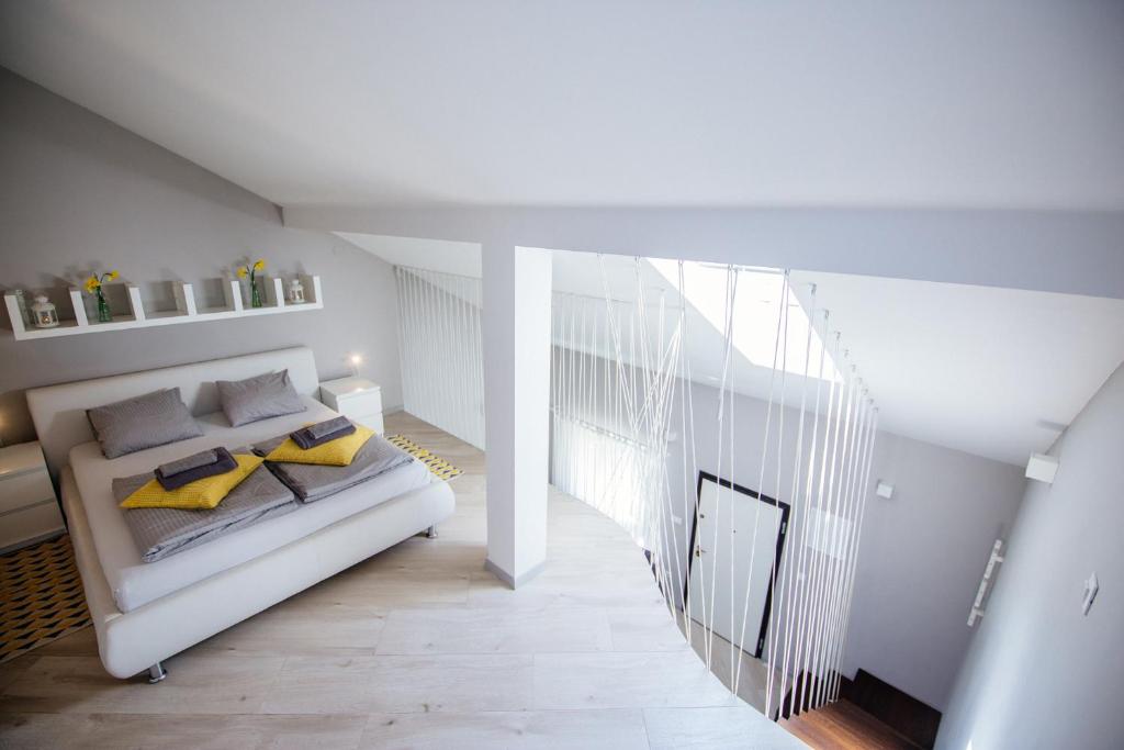 1 dormitorio con 1 cama blanca en una habitación en Apartment 63 - 1, en Zagreb
