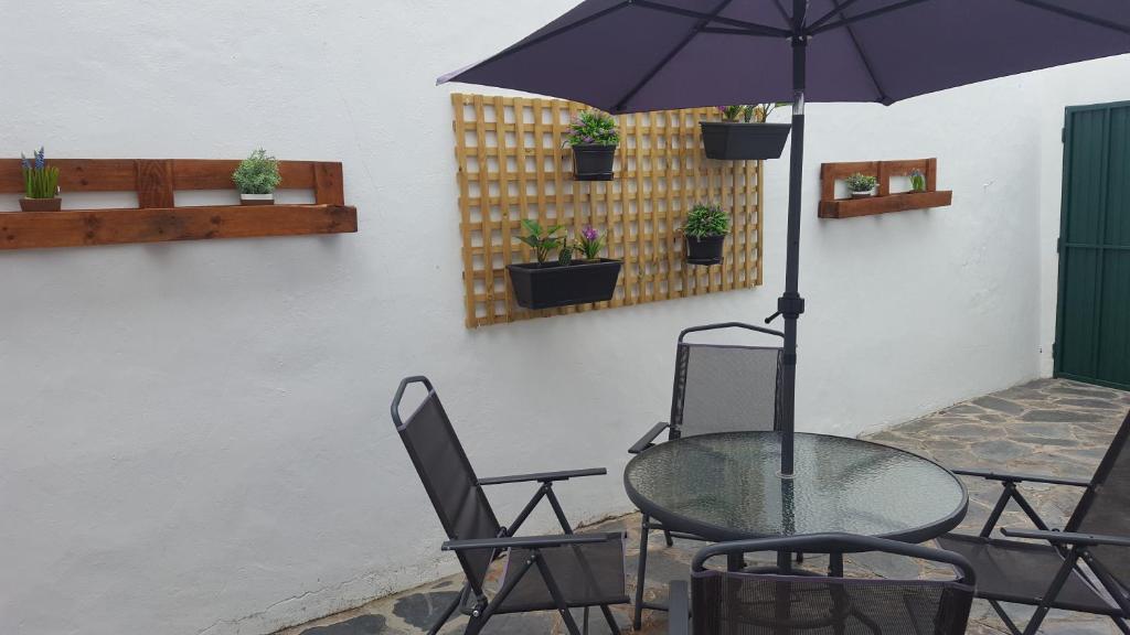 モンサラーシュにあるCasa da Aldeiaのパティオ(パラソル付きのテーブルと椅子付)