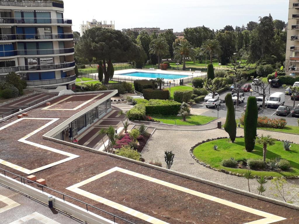 - une vue sur le parc depuis le toit d'un bâtiment dans l'établissement Mandelieu la Napoule, à Mandelieu-la-Napoule