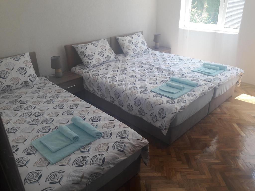 Ein Bett oder Betten in einem Zimmer der Unterkunft Gligor's Apartment