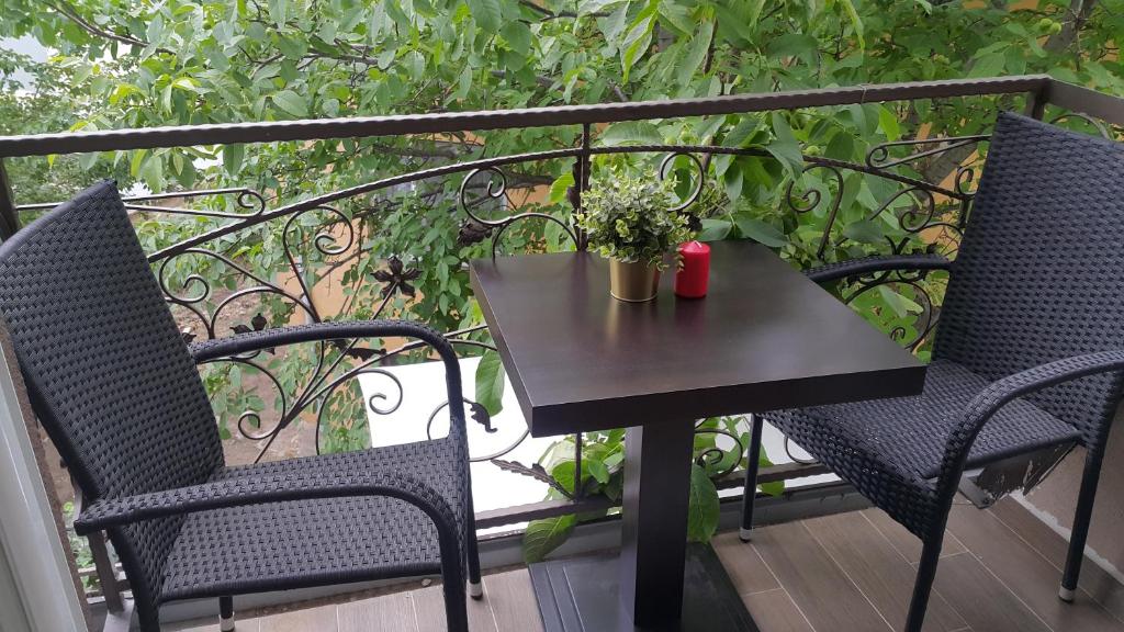 einen Tisch und zwei Stühle auf dem Balkon in der Unterkunft Emma Apartments in Bitola