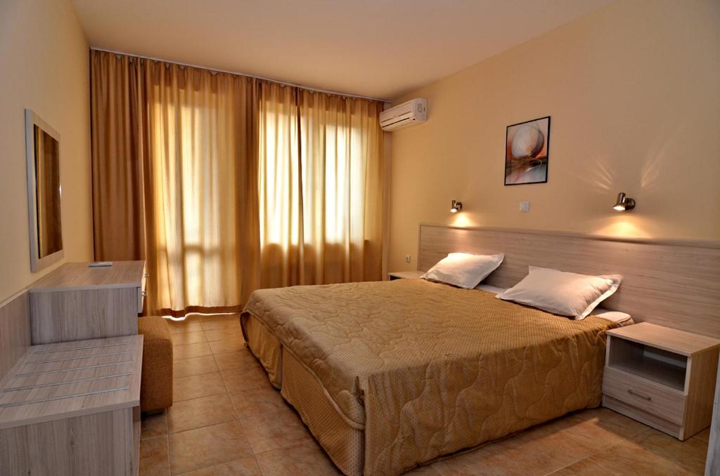 Een bed of bedden in een kamer bij Velena Apartments