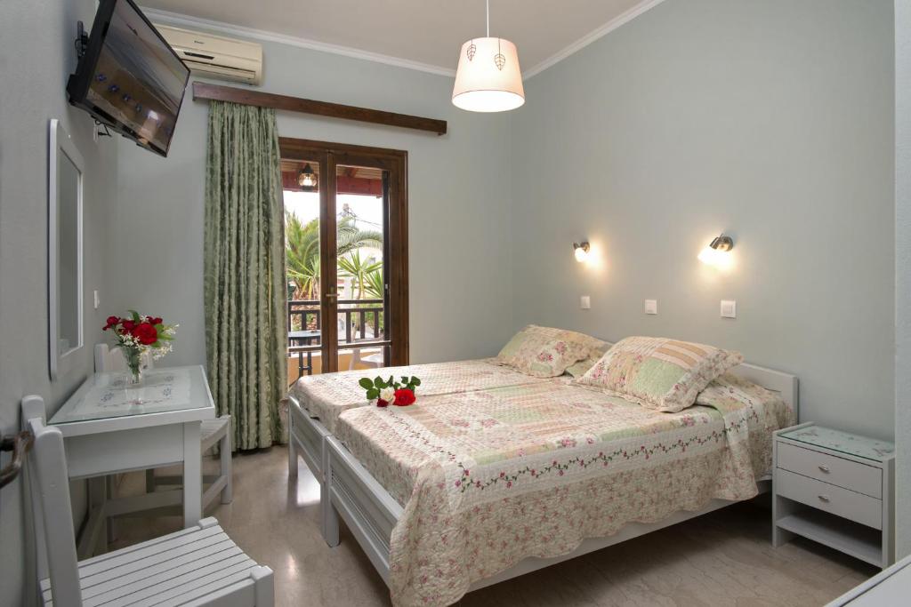 Postel nebo postele na pokoji v ubytování Eleni Apartments