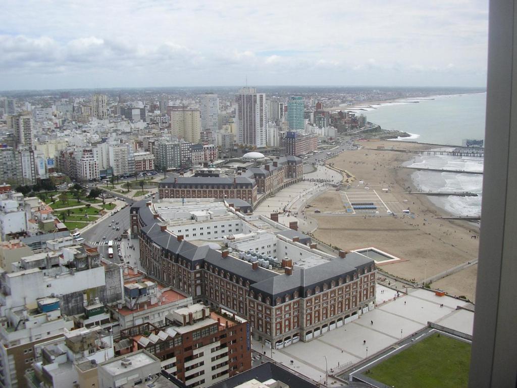 vistas a una ciudad con playa y edificios en Apart frente al mar piso 32 cochera en Mar del Plata