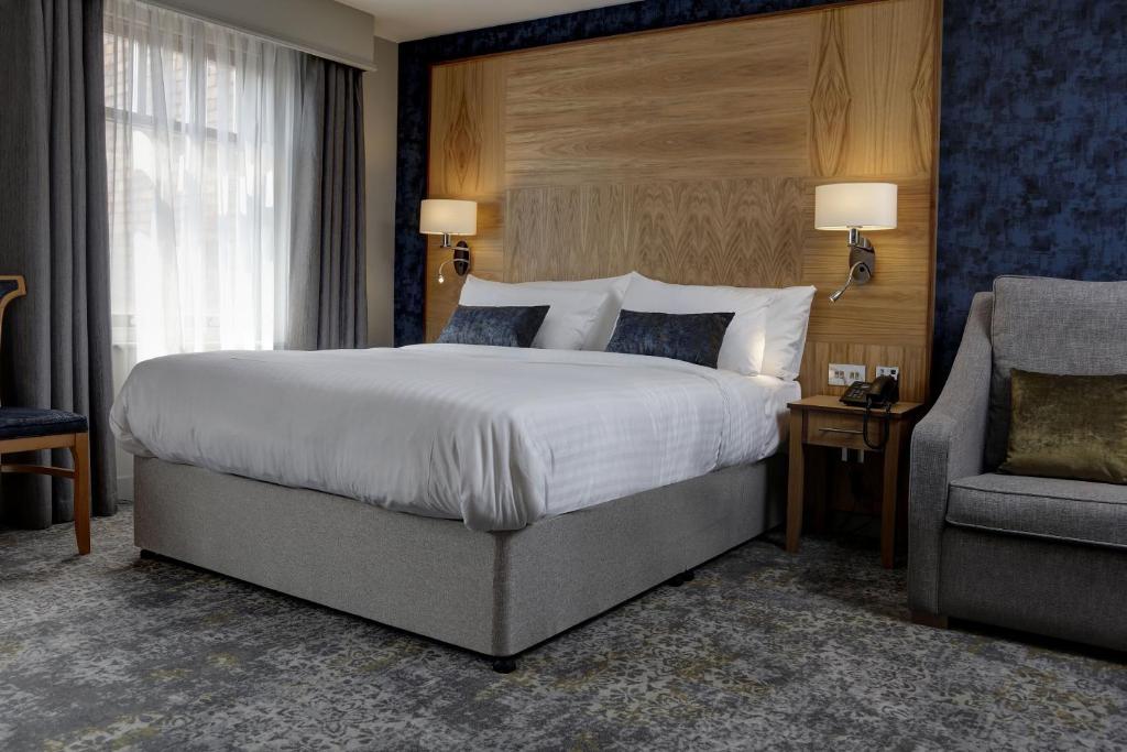 Un pat sau paturi într-o cameră la Best Western Plus Nottingham City Centre